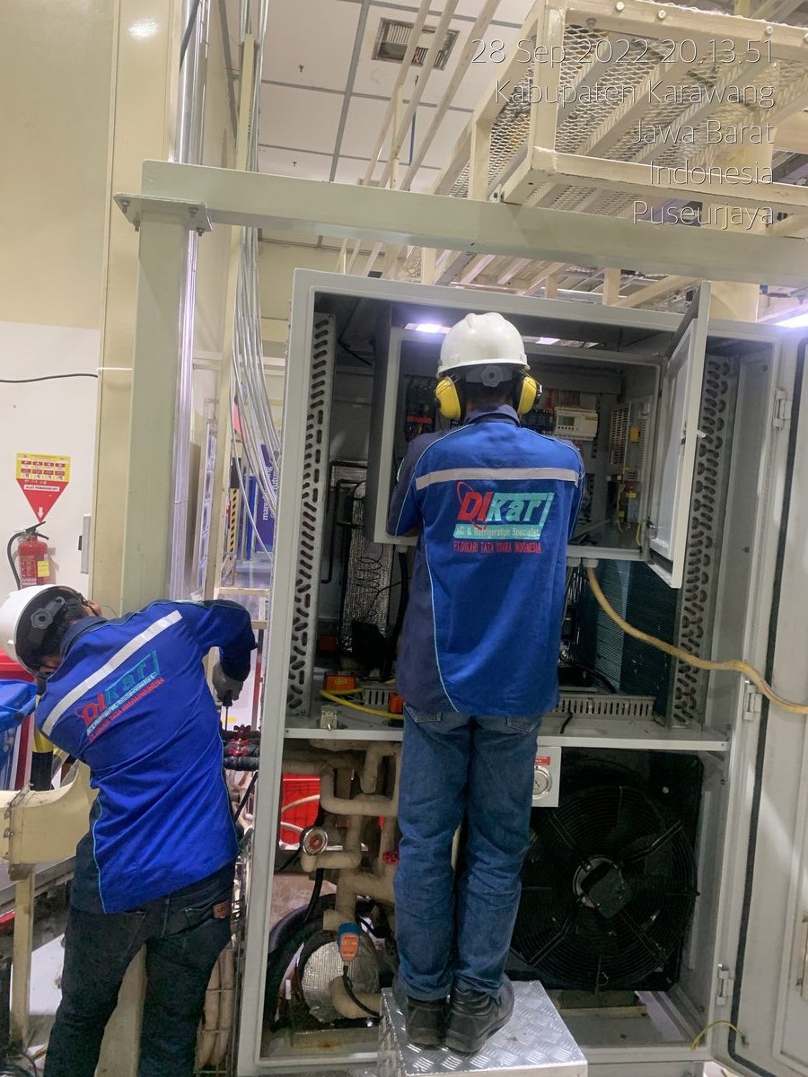 Teknisi PT Dikari maintenance panel kontrol listrik HVAC