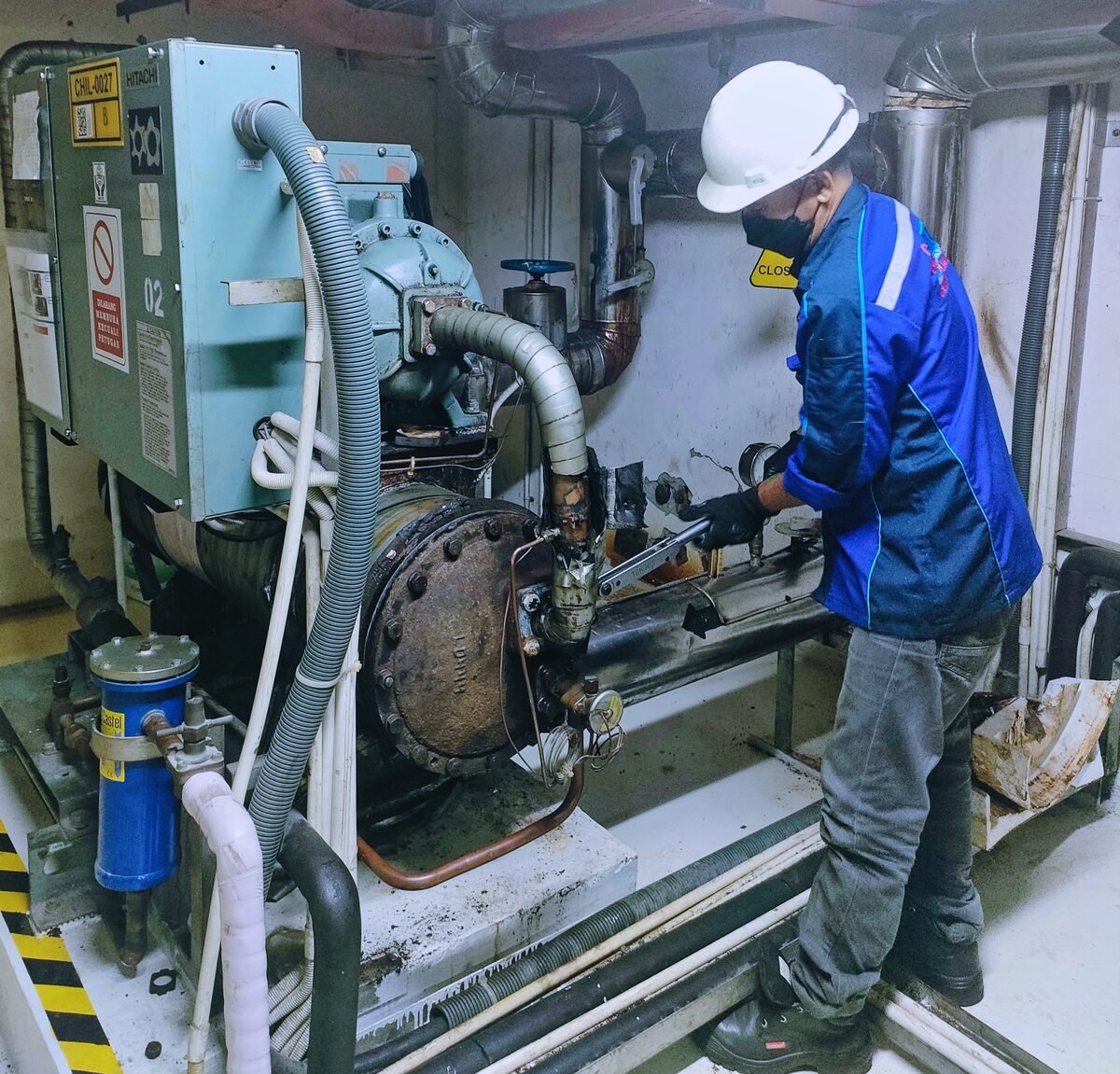 Teknisi PT Dikari troubleshooting chiller Hitachi